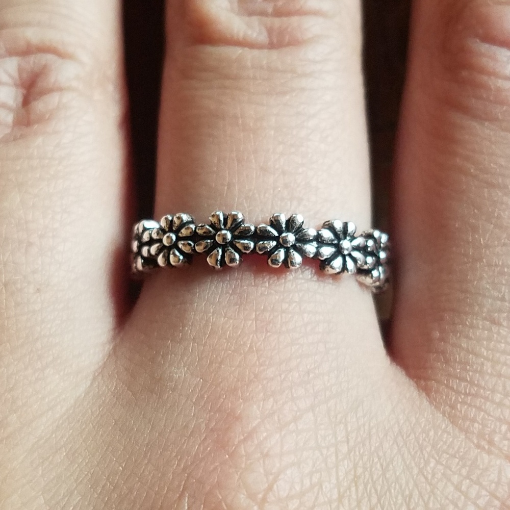NWOT Silver Flower Ring - Picture 3 of 8